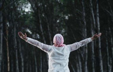 kadın ormanda, pembe başörtüsü ile kanser vardır