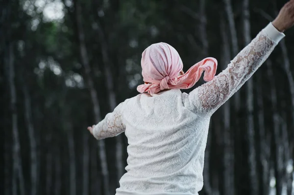 Kadın ormanda, pembe başörtüsü ile kanser vardır — Stok fotoğraf