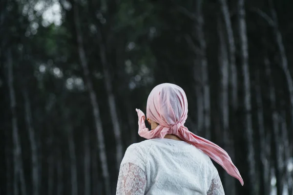 Γυναίκα με ροζ μαντίλα στο δάσος, έχει καρκίνο — Φωτογραφία Αρχείου