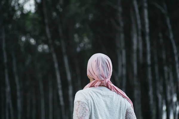 Mulher com lenço rosa na floresta, tem câncer — Fotografia de Stock