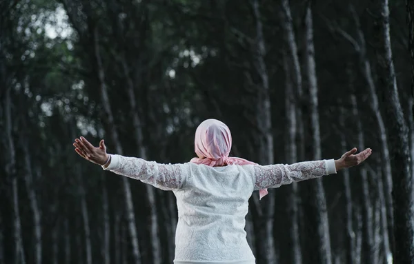 Kvinna med rosa huvudduk i skogen, har cancer — Stockfoto