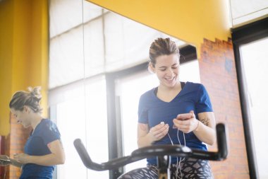 İplik smartphone ile spor salonunda pratik kadın