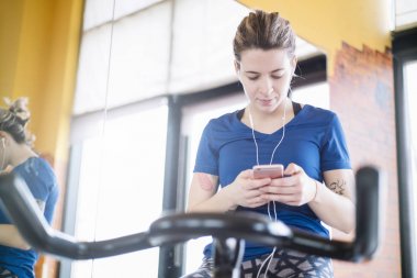 İplik smartphone ile spor salonunda pratik kadın