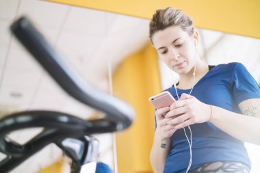 İplik smartphone ile spor salonunda pratik kadın