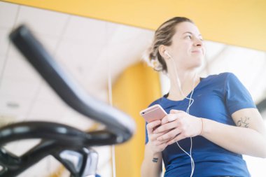 İplik smartphone ile spor salonunda pratik kadın