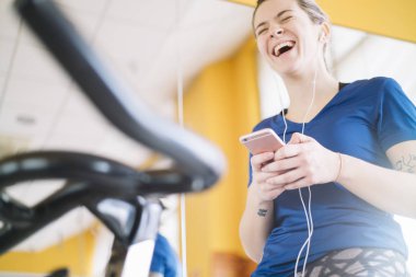 İplik smartphone ile spor salonunda pratik kadın