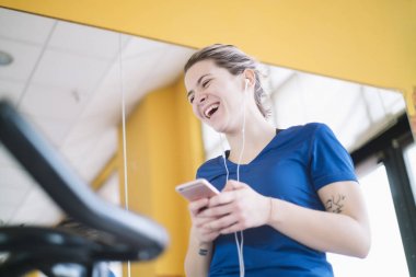 İplik smartphone ile spor salonunda pratik kadın