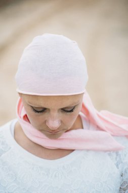 Pembe başörtülü kadın, kanser.