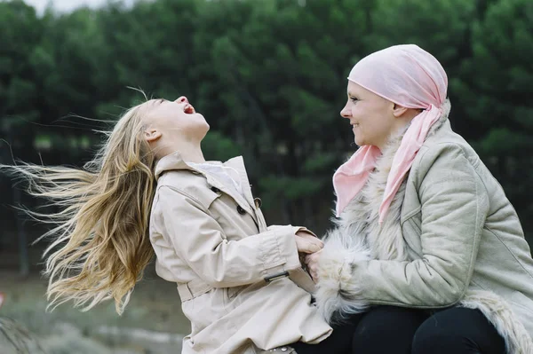 암과 여자는 그녀의 딸 수 있습니다. 여자를 포옹 — 스톡 사진