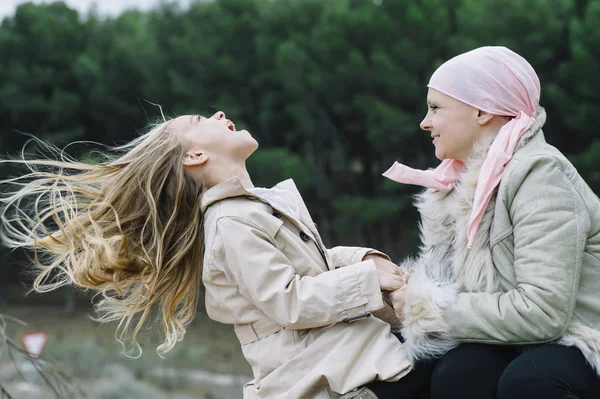 Uma mulher com cancro está ao lado da filha. Uma rapariga está a abraçar — Fotografia de Stock