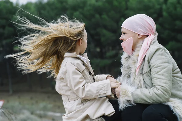 Uma mulher com cancro está ao lado da filha. Uma rapariga está a abraçar — Fotografia de Stock