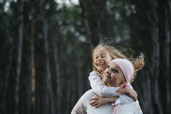 Uma mulher com cancro está ao lado da filha. Uma rapariga está a abraçar — Fotografia de Stock