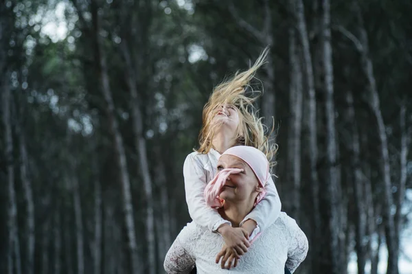 Kızının yanında kanserli bir kadındır. Bir kız sarılma — Stok fotoğraf