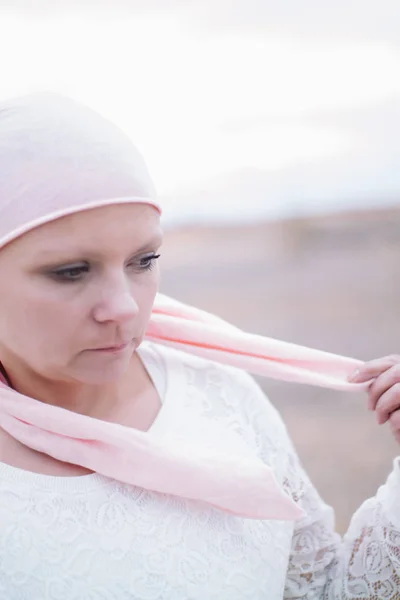 ピンクのスカーフを持つ女性は癌で — ストック写真