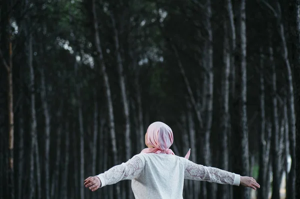 Mujer con pañuelo rosa en el bosque, tiene cáncer —  Fotos de Stock