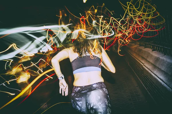 Mulher praticando corrida na cidade à noite — Fotografia de Stock