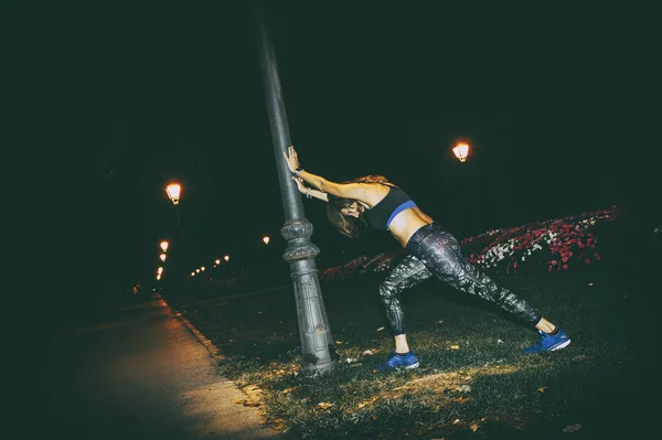 Mulher praticando corrida na cidade à noite — Fotografia de Stock