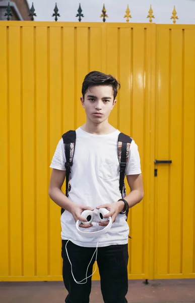 Retrato de adolescente serio con auriculares —  Fotos de Stock