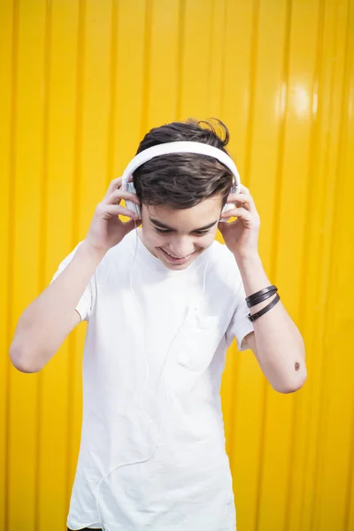 Retrato de adolescente sorrindo com fone de ouvido — Fotografia de Stock