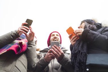 Cep telefonu kullanarak arkadaş grubu.