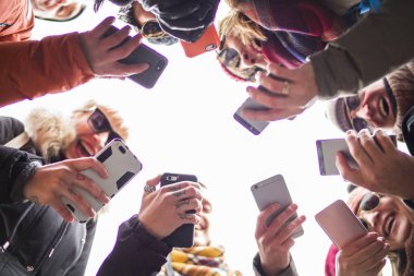 Büyük grup el cep telefonu kullanarak.