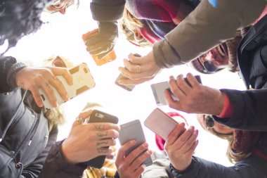 Büyük grup el cep telefonu kullanarak.