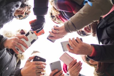 Büyük grup el cep telefonu kullanarak.