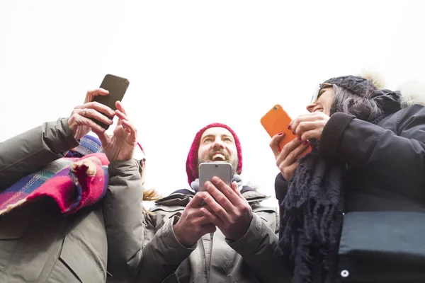 Grupo de amigos usando celulares . — Fotografia de Stock