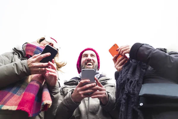 Grupo de amigos usando celulares . — Fotografia de Stock