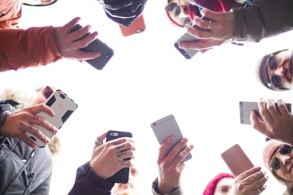 Big Group de mãos usando celulares . — Fotografia de Stock