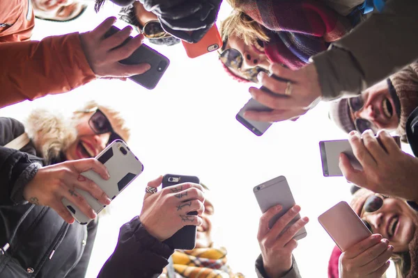 Big Group de mãos usando celulares . — Fotografia de Stock