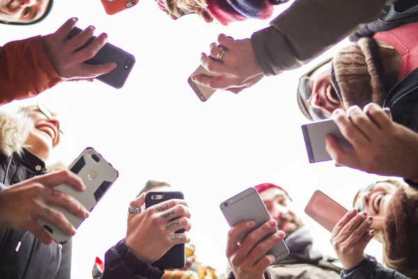 Big Group de mãos usando celulares . — Fotografia de Stock