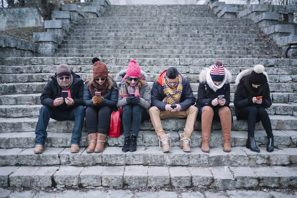 Велика група рук з використанням мобільних телефонів . — стокове фото
