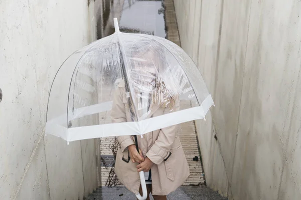 Menina com olhos azuis e grande guarda-chuva claro . — Fotografia de Stock