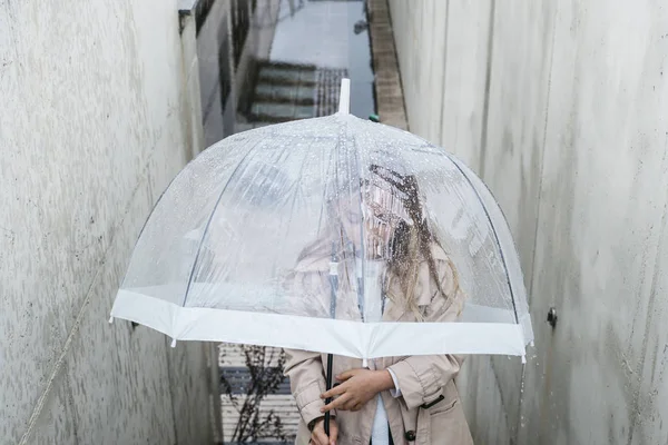 Κοριτσάκι με μπλε μάτια και μεγάλο σαφή ομπρέλα. — Φωτογραφία Αρχείου