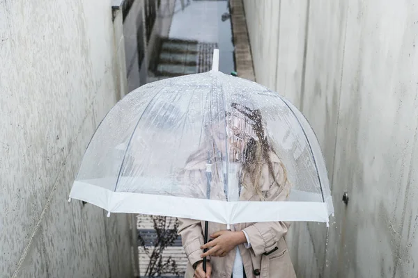 Dziewczynka z niebieskimi oczami i duże jasne parasol. — Zdjęcie stockowe