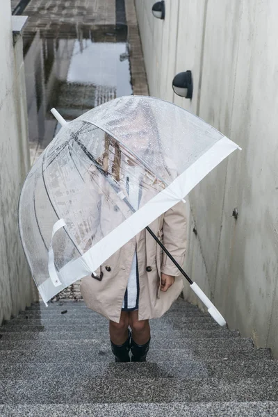 Menina com olhos azuis e grande guarda-chuva claro . — Fotografia de Stock
