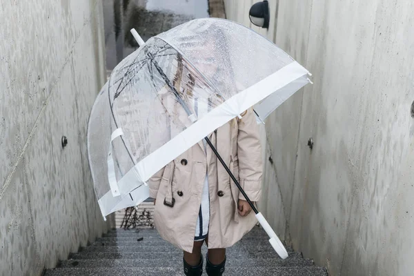 Menina com olhos azuis e grande guarda-chuva claro . — Fotografia de Stock