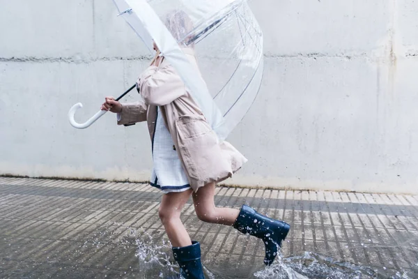 Menina com olhos azuis e grande guarda-chuva claro . — Fotografia de Stock