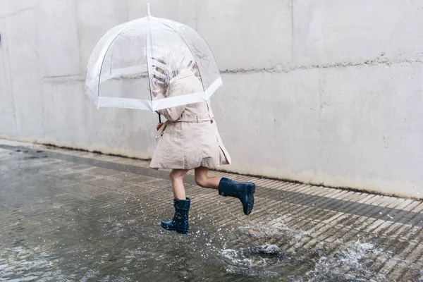 Bambina con gli occhi azzurri e grande ombrello chiaro . — Foto Stock