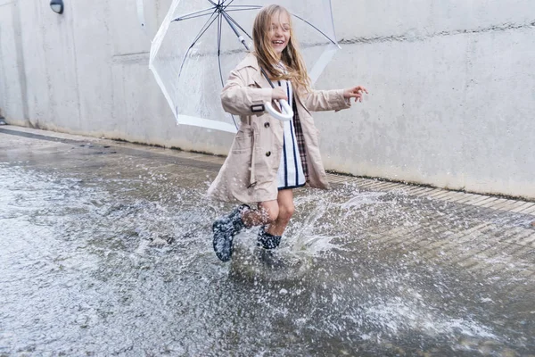 Menina com olhos azuis e grande guarda-chuva claro . — Fotografia de Stock