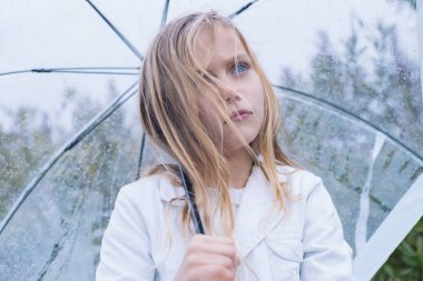 küçük kız mavi gözleri ve büyük açık şemsiye.