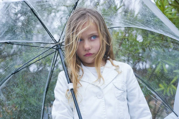 küçük kız mavi gözleri ve büyük açık şemsiye.