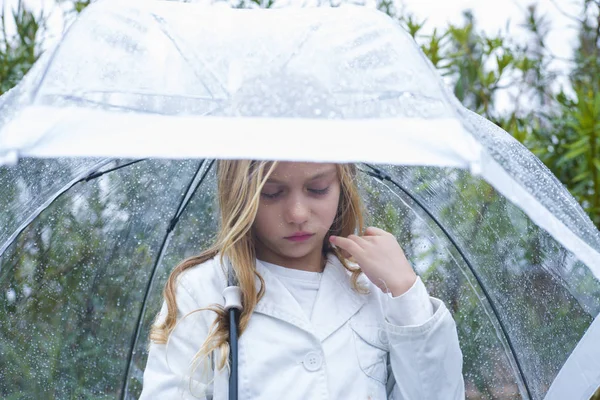 Κοριτσάκι με μπλε μάτια και μεγάλο σαφή ομπρέλα. — Φωτογραφία Αρχείου