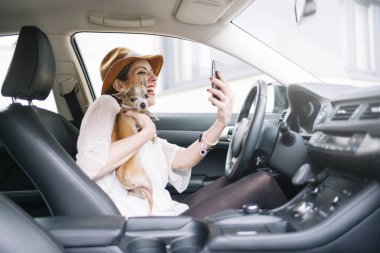 Arabada, ch ile cep telefonu kullanan güzel genç kadın