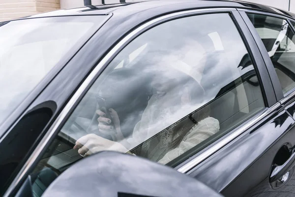 Frumoasă femeie tânără folosind telefonul mobil în mașină — Fotografie, imagine de stoc