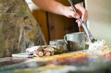 Kadın sanatçı resim yağlar stüdyosunda, suluboya kapat