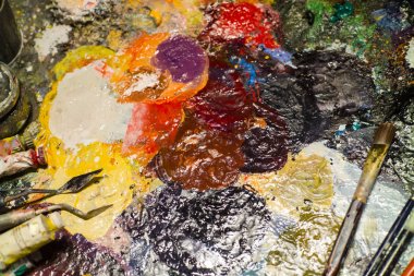 Kadın sanatçı resim yağlar stüdyosunda, suluboya kapat