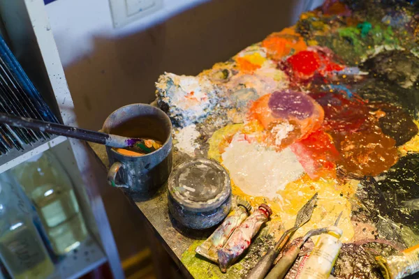 Kadın sanatçı resim yağlar stüdyosunda, suluboya kapat