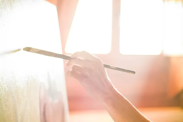 Close up van vrouw kunstenaar schilderij oliën in zijn atelier — Stockfoto